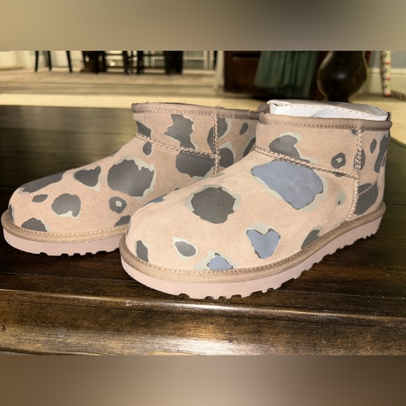 Brand new never worn ultra mini uggs! - Picture 1 of 10